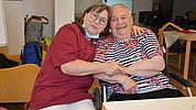Liebevolle Zuwendung ist in der Tagespflege enorm wichtig: Hier freut sich die 92-jährige Wilmar Loy über ein „Drückerle“ von Betreuerin Birgit Babel.